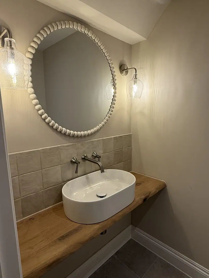 Cloakroom basin on live-edge oak