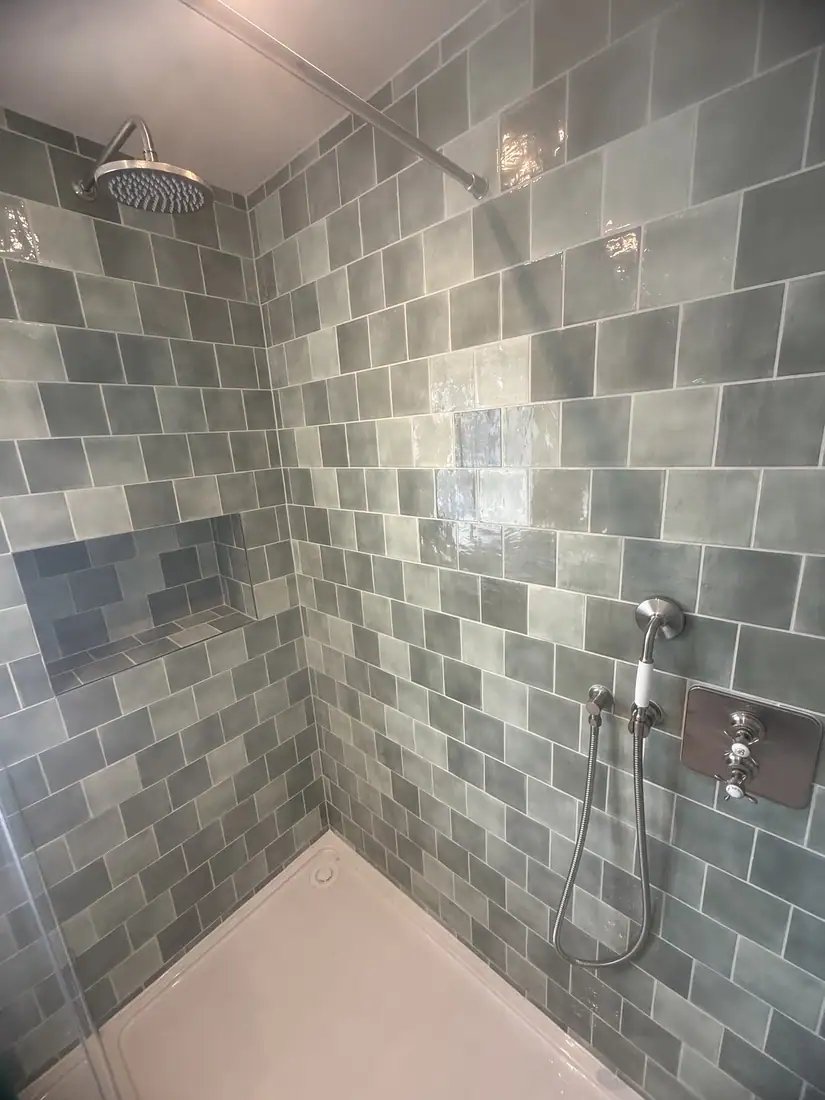 Green metro shower enclosure