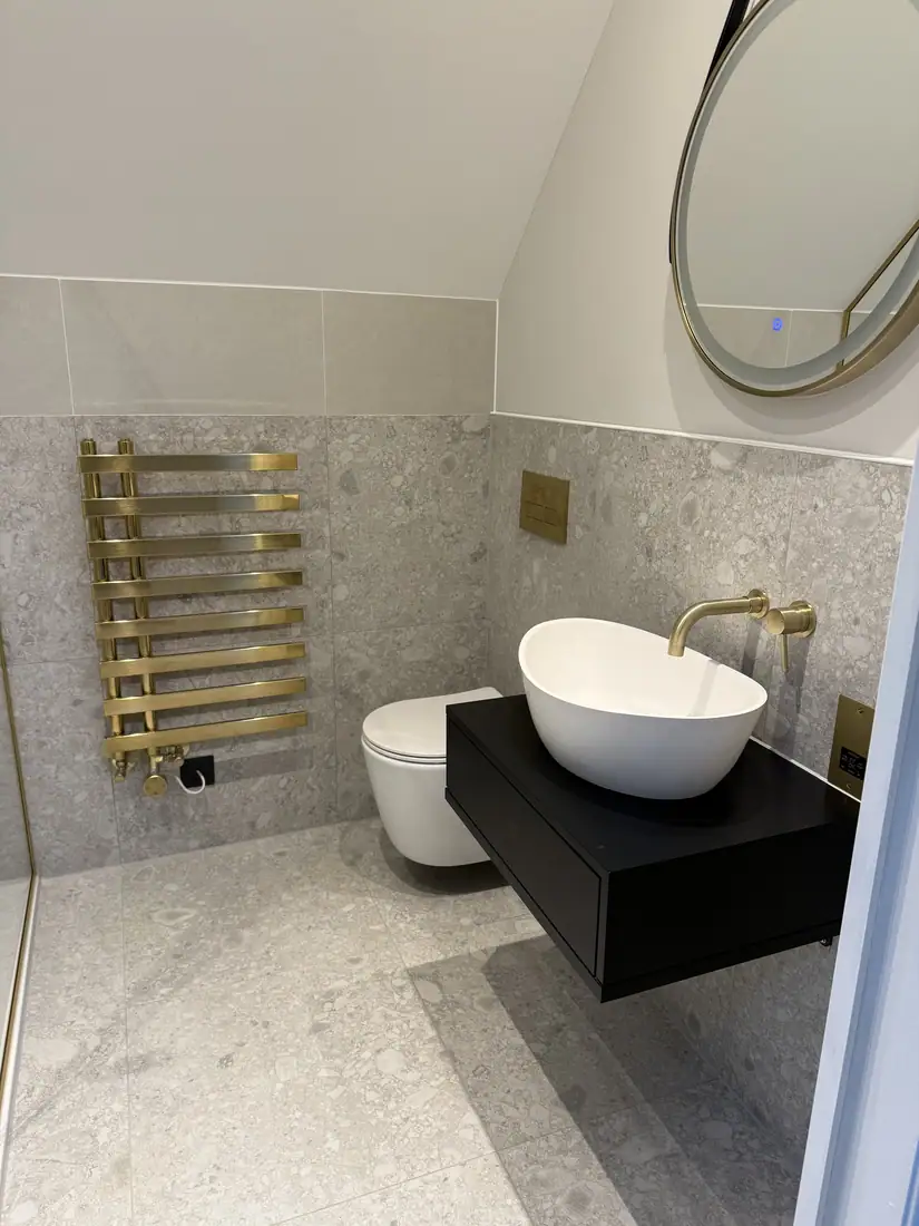 Wall-hung WC and floating vanity